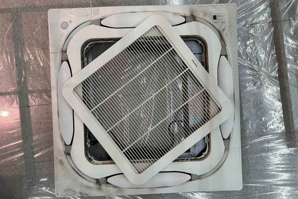 業務用エアコンフィルターパネルクリーニング前